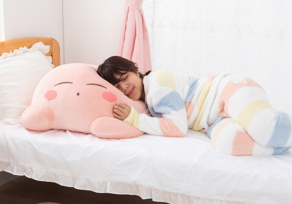 استرخ في المنزل مع "Mochifuwa Kirby"! الحجم الكبير للغاية "Suyasuya Friend Relax at Home Kirby" متوفر الآن