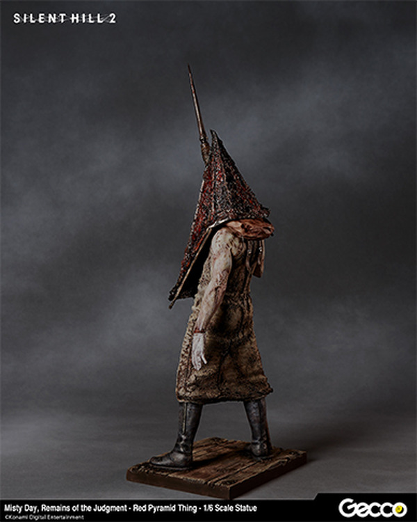 "Silent Hill 2" Standing "Red Triangle Taln" هو ثلاثة جروح مُعدّة ومرهرة من المعادن الصدئة تمامًا على الصورة / الصورة 12th