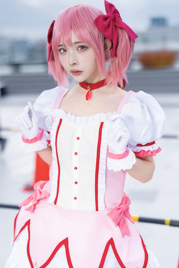 "Comiket 101" تنتهي بالكوسبلاي! ``مادوكا ماجيكا'' لفتت روعة مادوكا كانامي الانتباه إلى الفتاة الجميلة التي كان لديها خط انتظار طويل للصور الصورة الثالثة / الصورة