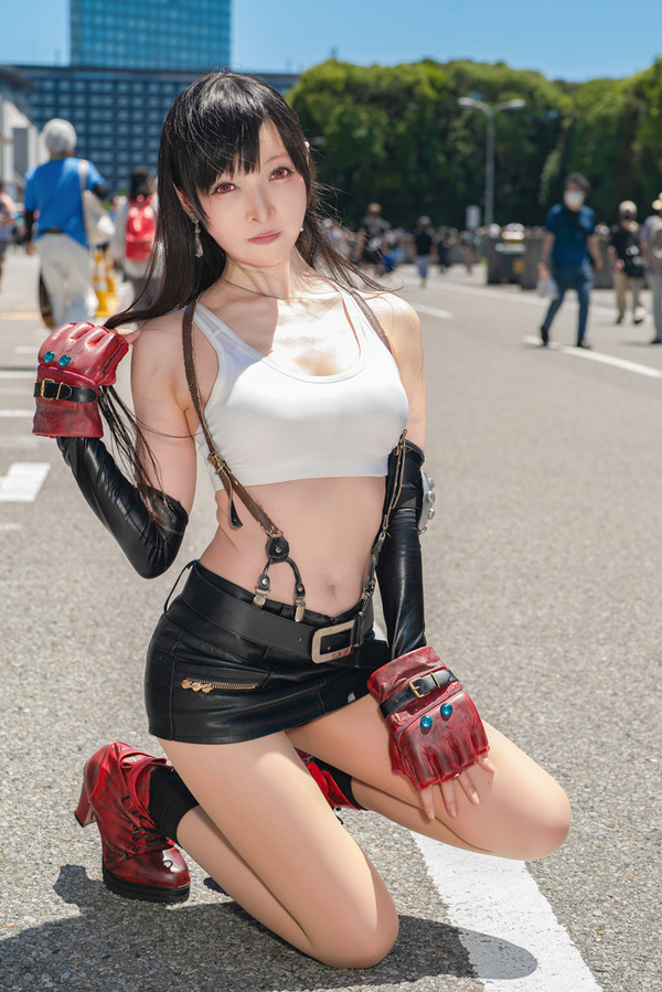 [تأثيري] زي جميل ذو شعر أسود متدفق وزرة البطن! "FF7" إعادة إنتاج Tifa مذهل