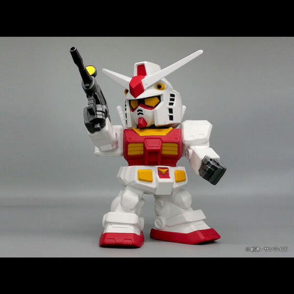 SD "RX-78-2 Gundam" و "RX-75 Gun Tank" هما Jumbo Soft Vinyl! "اللون 2P" الذي يذكرنا باللعبة الحنينية "V 
