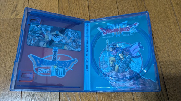 هل لاحظت الجانب الخلفي؟ إن تغليف نسخة HD-2D من "Dragon Quest 3" عاطفي للغاية! تصميم أنيق ذو وجهين لإصدارات Famicom وSuper Famicom الصورة/الصورة الخامسة