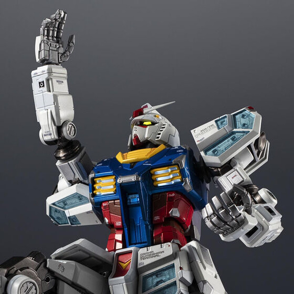 إن "RX-78F00/E Gundam" بالحجم الكامل في معرض Osaka/Kansai رائع! مزود بمسدس ضوئي على الكاميرا الرئيسية وقناة الصدر
