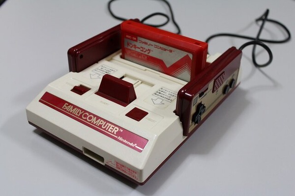 "كان هناك أيضًا Famicom..." واجبات المدرسة الابتدائية: ما الذي كان يلعب به جيل والديك عندما كانوا أطفالًا؟ حتى تلك الأجهزة كانت منذ ○○ سنوات