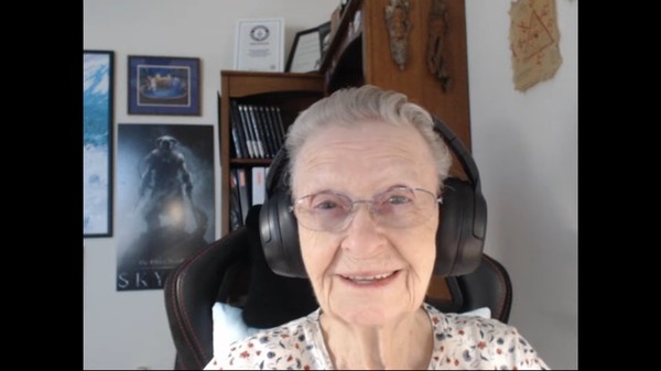 "لا أستطيع ترك Skyrim" الجدة Skyrim، التي بلغت من العمر 89 عامًا هذا العام، تستأنف نشر مقاطع فيديو اللعب أول صورة/صورة