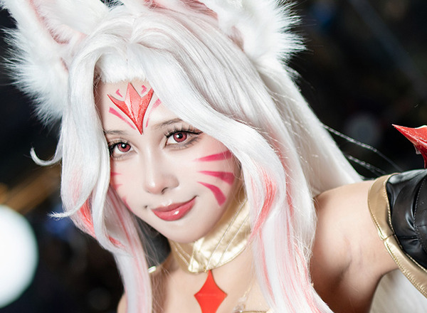 [cosplay] لقد تأسرني من جمال سنغافوري ...! "LOL" Ahri's Kimono تبدو رائعة [8 صور]