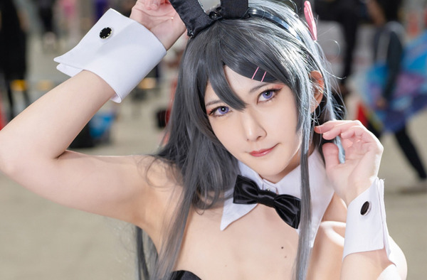 [cosplay] هذا سيجعلك تقع في الحب معي! يضيء "Bunny Girl Senpai" مع الجمال النحيف للطبقة الشعبية تحت المطر [9 صور]