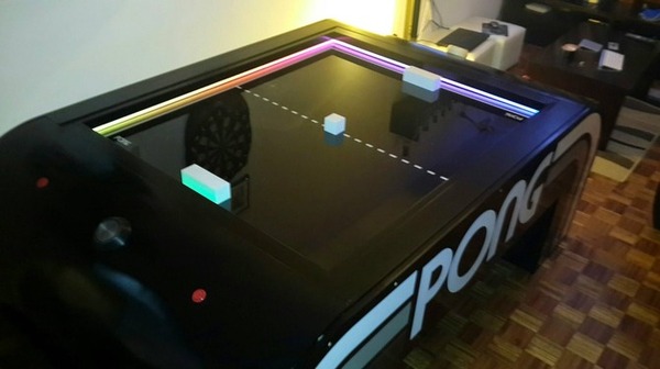 تم إعادة إنتاج تحفة ATARI "Pong" بطريقة تناظرية! ؟ تبدو مثل لعبة الهوكي العادية، ولكن...