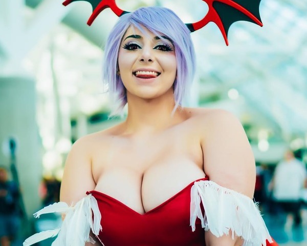 "مصاص الدماء" Lilith cosplay مع طبقة جميلة في الخارج!