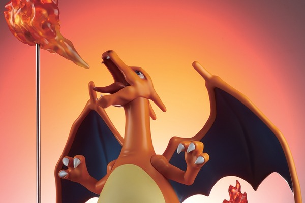 "بوكيمون" و "Charizard" هي شخصيات فينيل ناعمة عملاقة! ثلاثة أبعاد مع قوة حوالي 30 سم