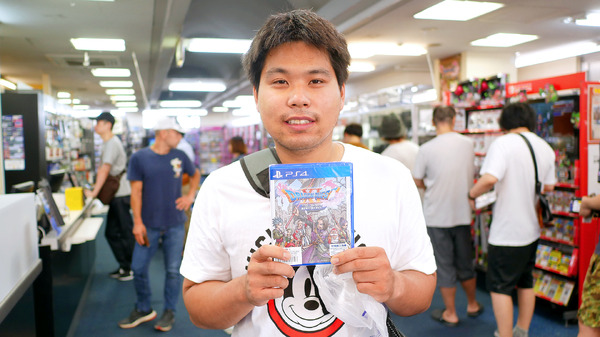 متجر جامعة جيو كومازاوا مع حوالي 20 شخصًا في "Dragon Quest XI"