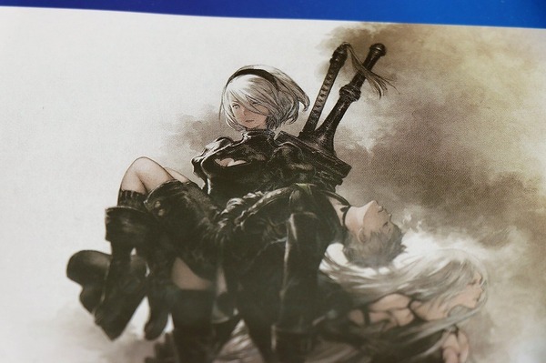 "Nier: Automata Game of the Yorha Edition" تختلف حزمة الإصدار الأصلي؟ الصورة / الصورة الثالثة التي قمت بفحصها جنبًا إلى جنب