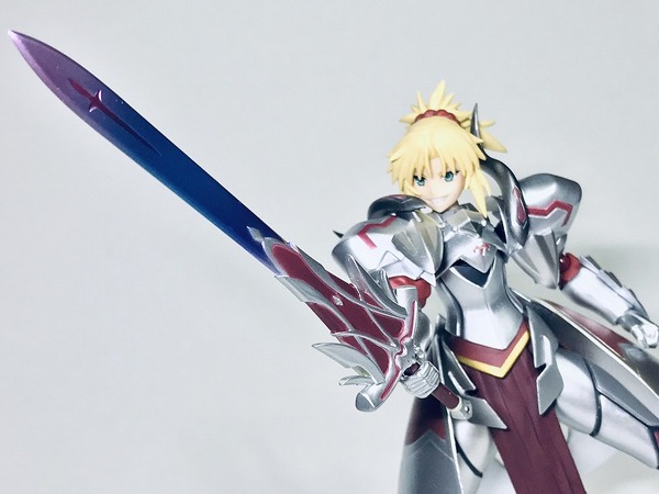 من سلسلة "Fate"، أصبح Mordred، المعروف أيضًا باسم Red Sabre، متاحًا الآن كشخصية! تم أيضًا إعادة إنتاج وسيلة التحايل "الخوذة التي تخفي الخيانة".