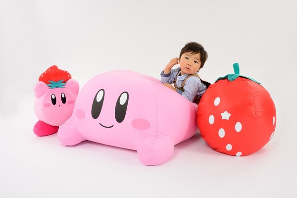التصميم المحدود لـ "Kirby X Strawberry" لطيف للغاية! "الفراولة جدا في نامكو" ، التي تفوز أيضًا بوجود حبة كبيرة الحجم تبلغ 70 سم ، الصورة / الصورة الثانية