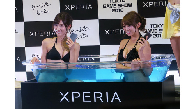 【TGS2016】お風呂じゃないです、プールです。Xperiaの美女が防水をアピール